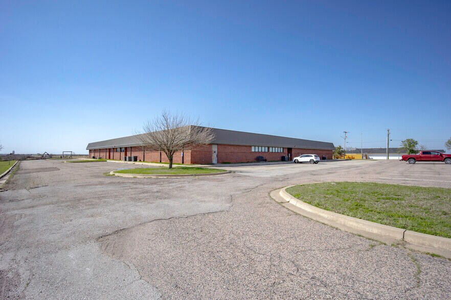 More Photos Of 1400 N Kennedy Ave, Shawnee Office For Sale