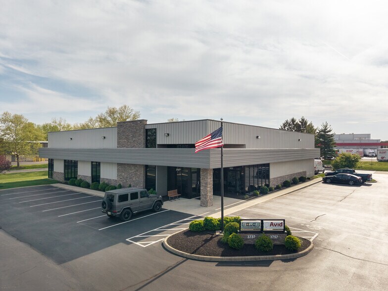 More Photos Of 3737-3757 Parkway Ln, Hilliard Showroom For Lease