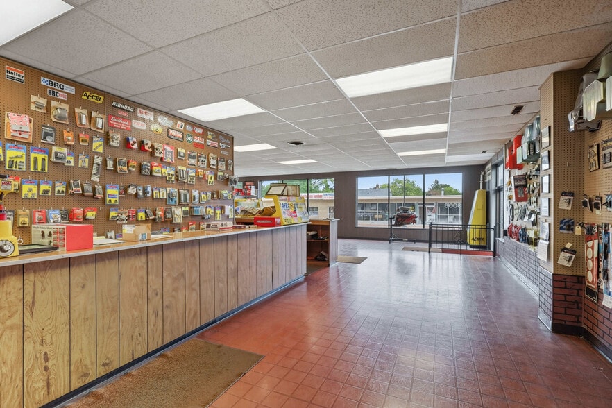 More Photos Of 3006 Avenue of the Cities, Moline Flex For Sale