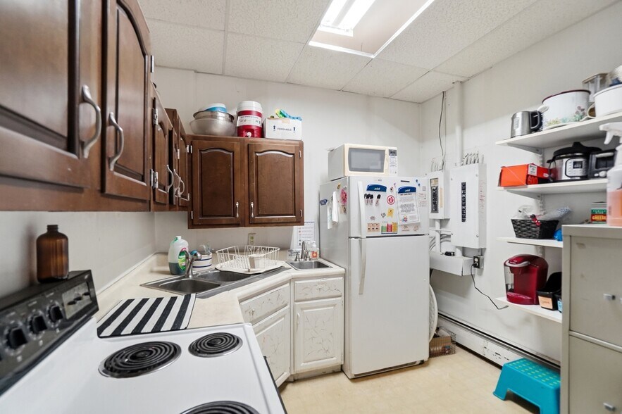 More Photos Of 213 N Broadway St, Spencerville Flex For Sale