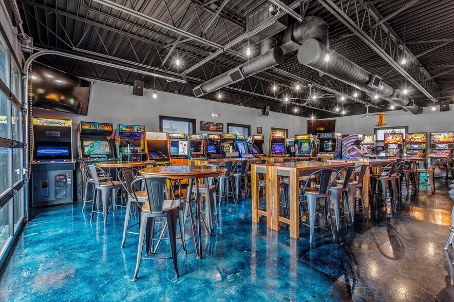 More Photos Of 622 SE Frank Phillips Blvd, Bartlesville General Retail For Sale