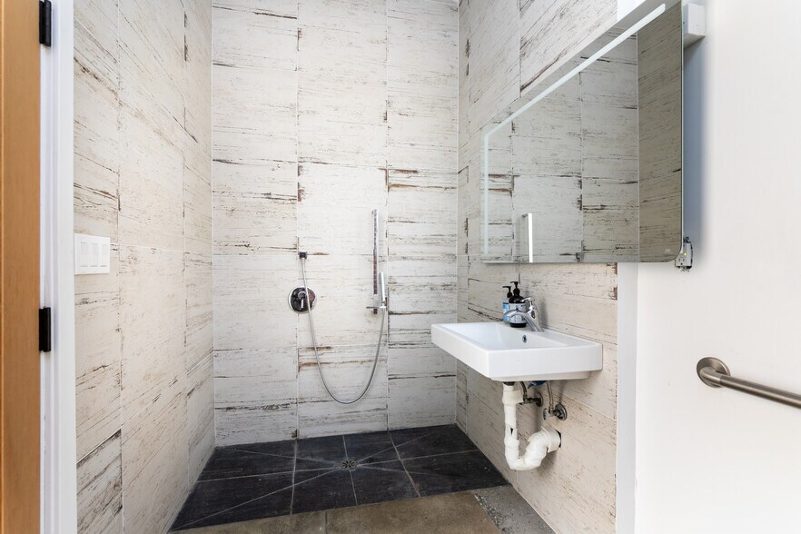 More Photos Of 1005 N Madison Ave, Los Angeles Storefront Retail Office For Sale