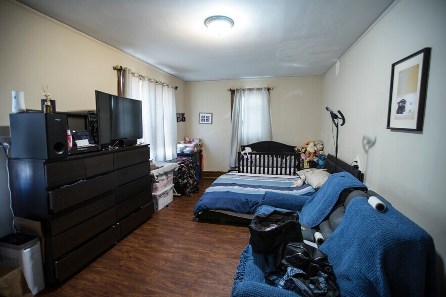 More Photos Of 49 Franklin St, Belleville General Retail For Sale