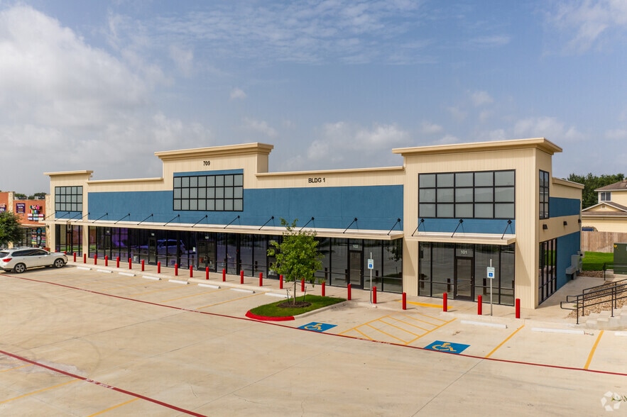 More Photos Of 709 E Slaughter Ln, Austin Unknown For Lease