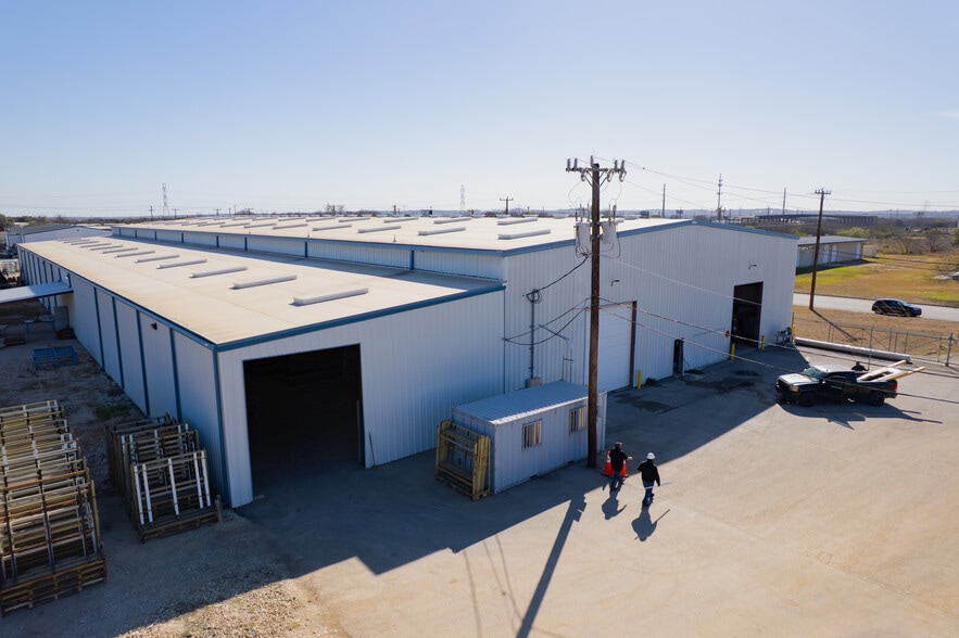 More Photos Of 18740 Goll St, San Antonio Warehouse For Lease