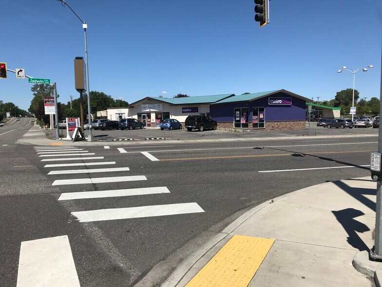 More Photos Of 1301 Jadwin Ave, Richland Unknown For Lease