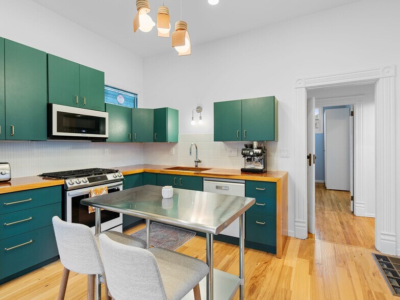 More Photos Of 1305 SE Belmont St, Portland Office For Sale