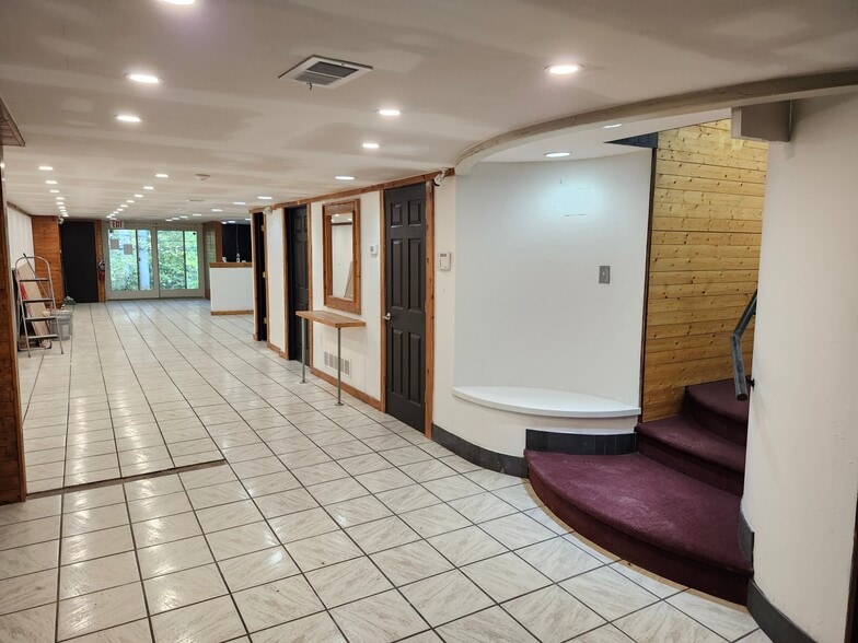 More Photos Of 730 N Old Woodward Ave, Birmingham Storefront Retail Office For Lease