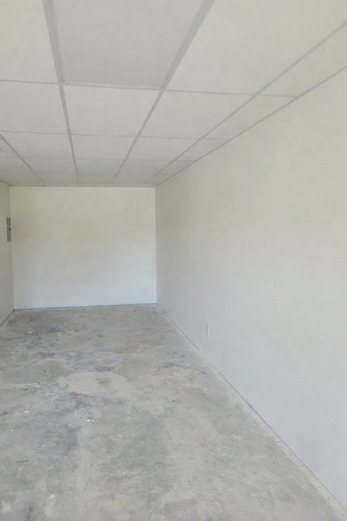 More Photos Of 16956 McGregor Blvd, Fort Myers Office For Sale