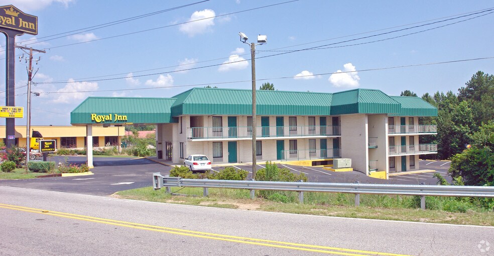 Primary Photo Of 1323 Garner Ln, Columbia Hotel For Sale