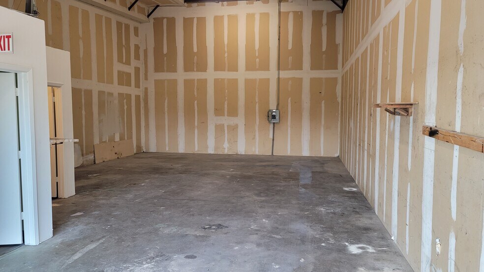 More Photos Of 3700 Dilido Rd, Dallas Service For Lease