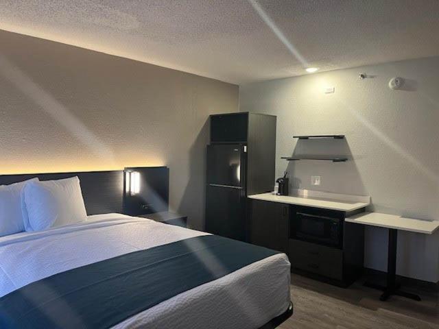 More Photos Of 6650 Bay Cir, Peachtree Corners Hotel For Sale