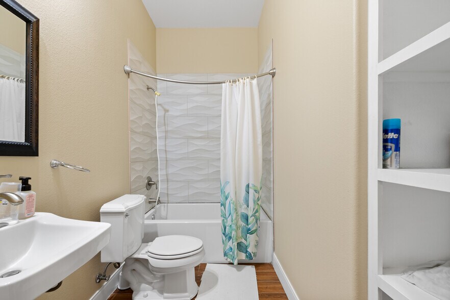 More Photos Of 1417 W State Highway 71, La Grange General Retail For Lease