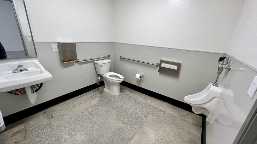 More Photos Of 18320-18330 Oxnard St, Tarzana Unknown For Lease