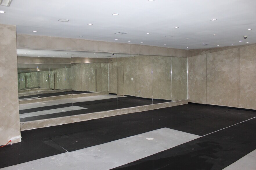 More Photos Of 840 S Robertson Blvd, Los Angeles Storefront Retail Office For Lease