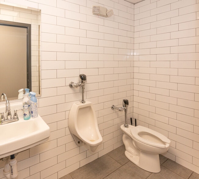 More Photos Of 2001 Windsor Ave, Baltimore Warehouse For Lease