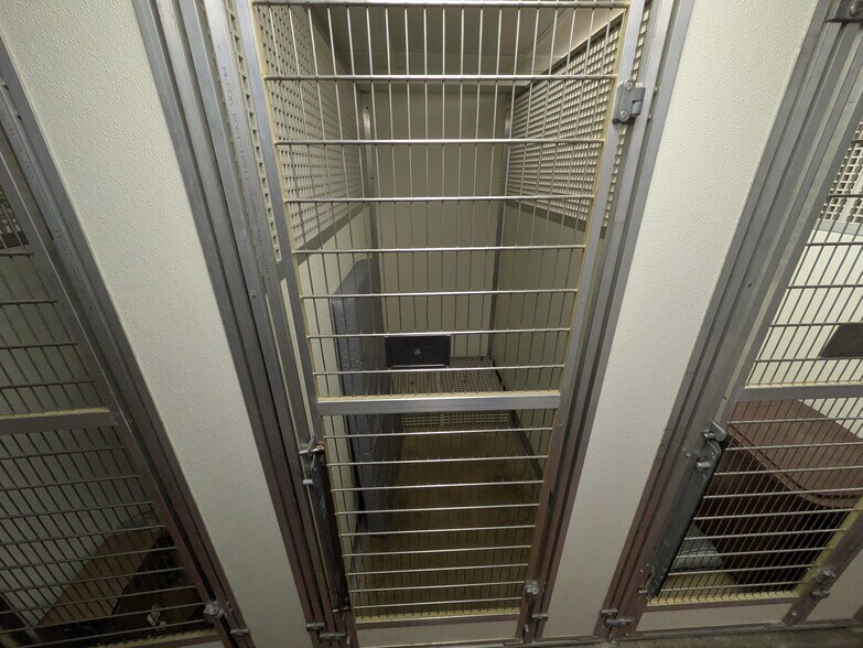 More Photos Of 2527 W Dublin Granville Rd, Columbus Veterinarian Kennel For Sale