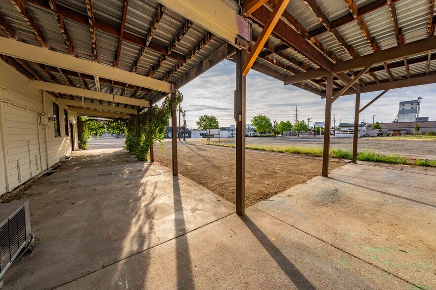 More Photos Of 211 Front St, Central Point General Retail For Sale