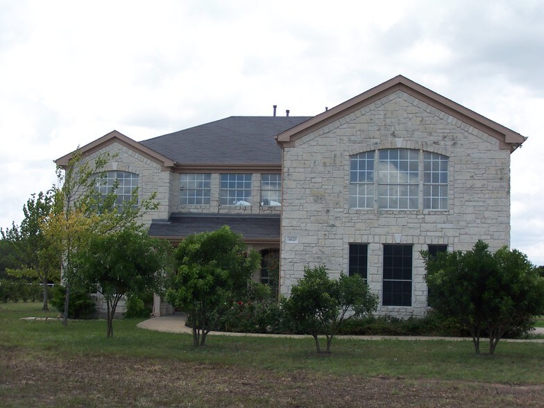 More Photos Of 1620 Red Bud Ln, Round Rock Office For Lease