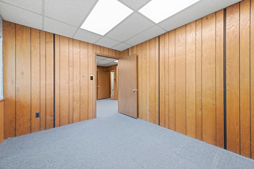 More Photos Of 28475 Greenfield Rd, Southfield Office For Sale