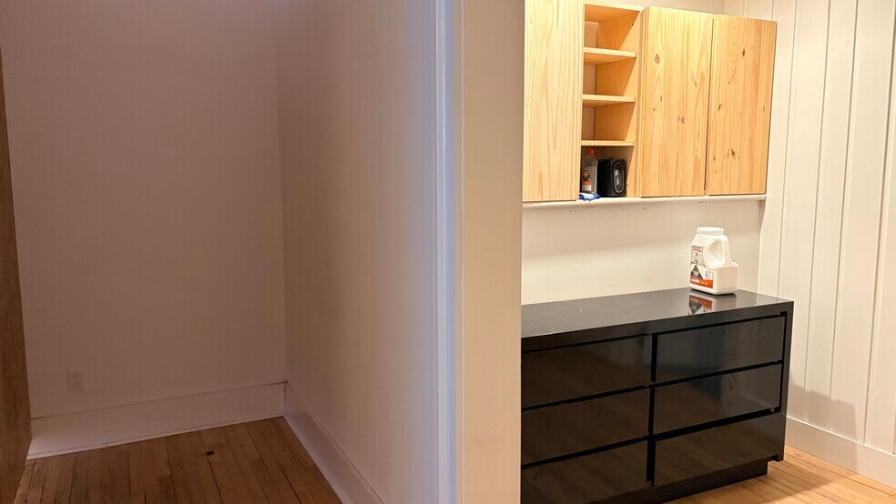 More Photos Of 620 1/2 Warren St, Hudson General Retail For Lease