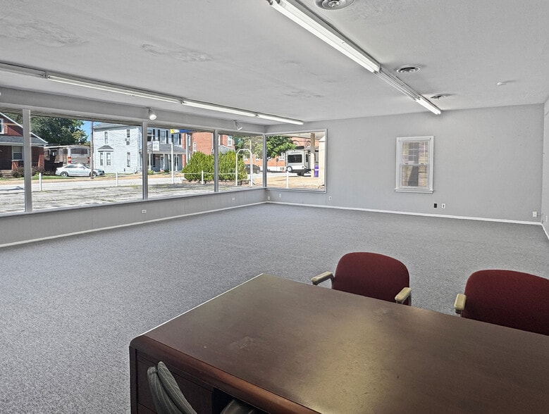 More Photos Of 129 E 5th St, Washington Showroom For Sale