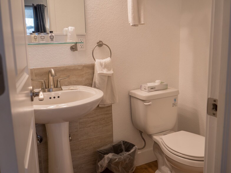 More Photos Of 807 Wilcox St, Castle Rock Storefront For Sale