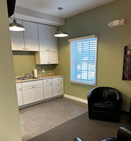 More Photos Of 204 Warren Ave, Ho-Ho-Kus Freestanding For Lease