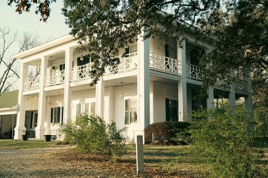 Primary Photo Of 5800 England Dr, Alexandria Specialty For Sale