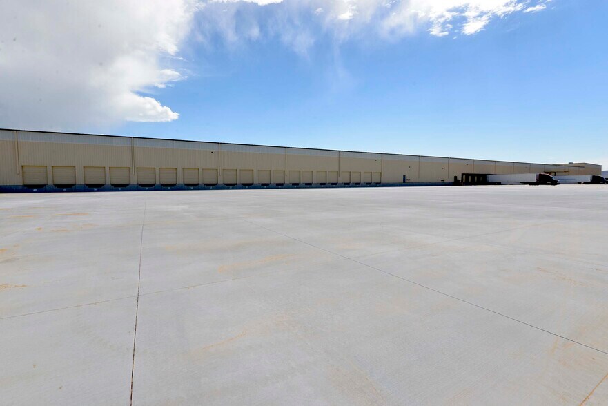 More Photos Of 4200 N Industrial Blvd, Kingman Distribution For Lease