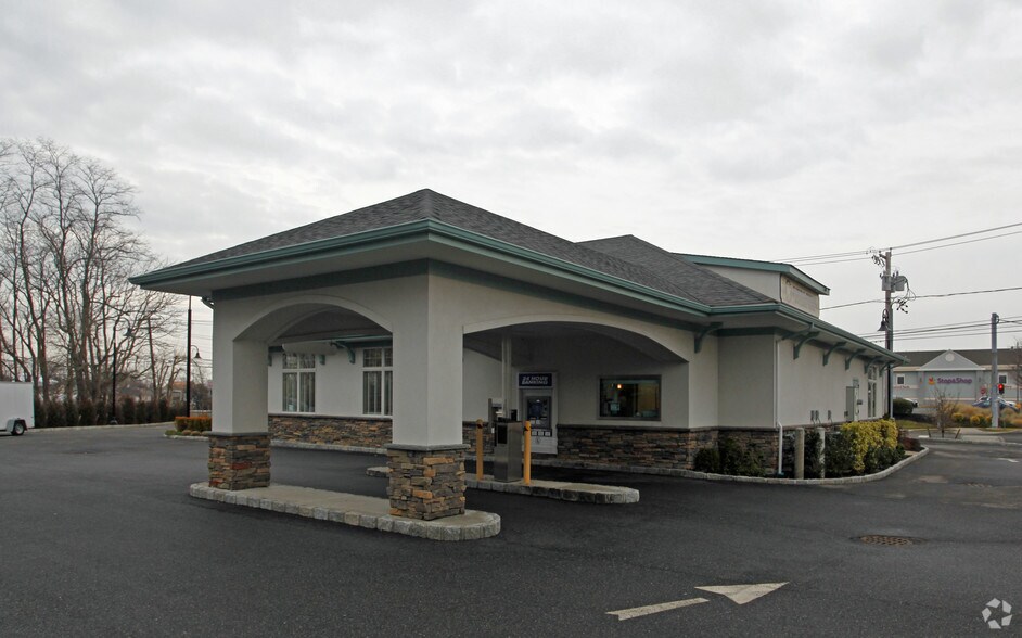 More Photos Of 400 Merrick Rd, Amityville Bank For Lease