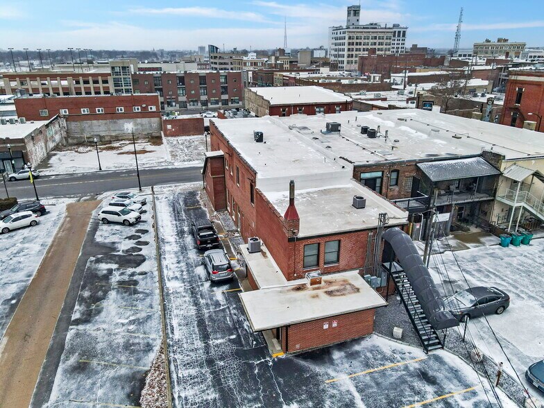 More Photos Of 408 W Walnut St, Springfield Storefront Retail Residential For Lease