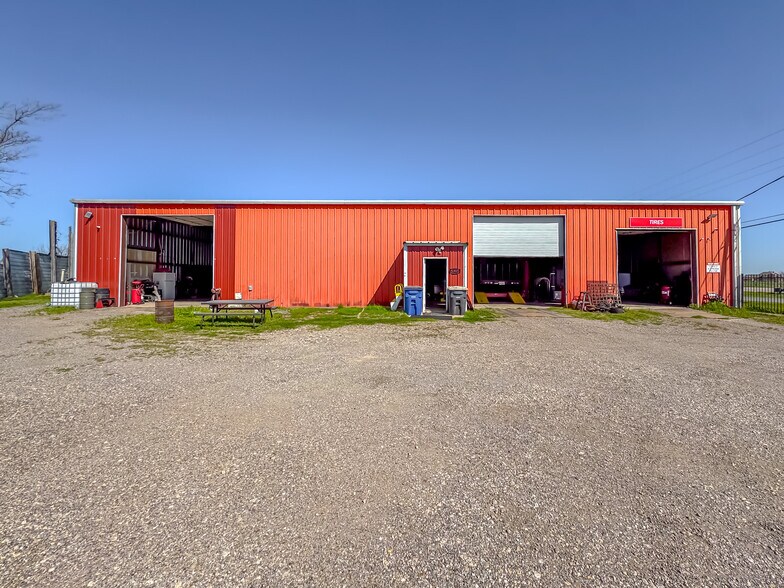 More Photos Of 5305 N Interstate Highway 45, Ennis Manufacturing For Sale