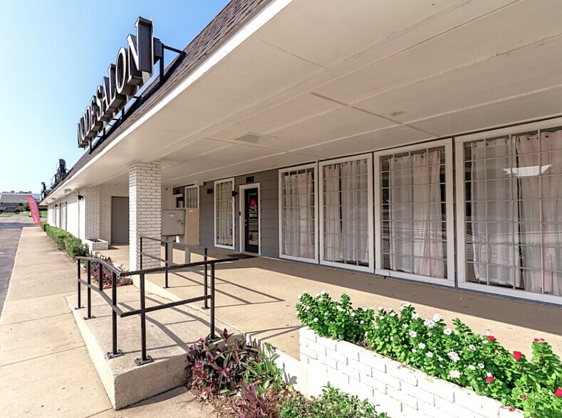 More Photos Of 1012 N Davis Dr, Arlington Storefront For Lease