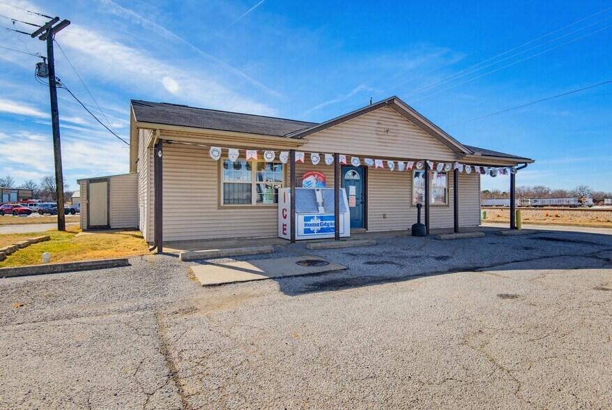 More Photos Of 809 Lester Ln, Rogers General Retail For Sale