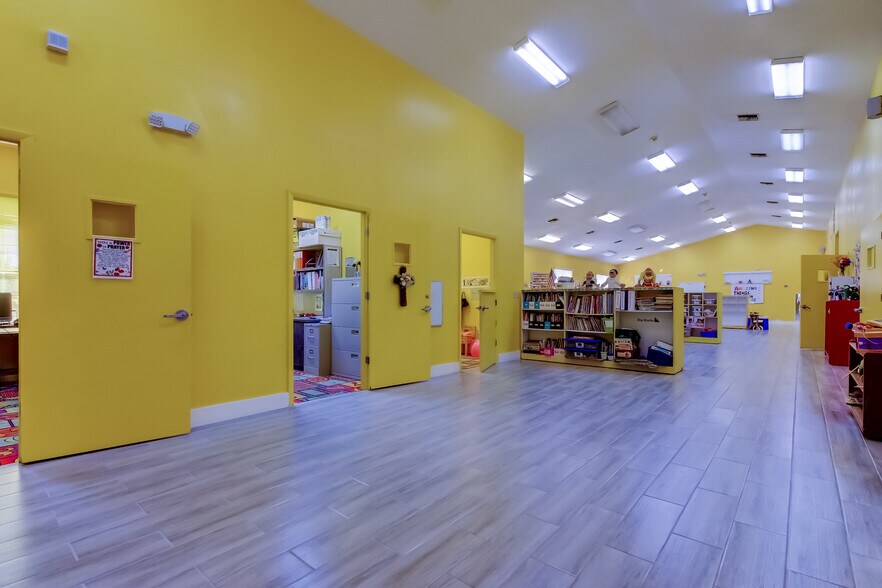 More Photos Of 8816 W Robson St, Tampa Religious Facility For Sale