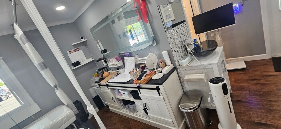 More Photos Of 16 Split Rock Rd, Syosset Freestanding For Lease