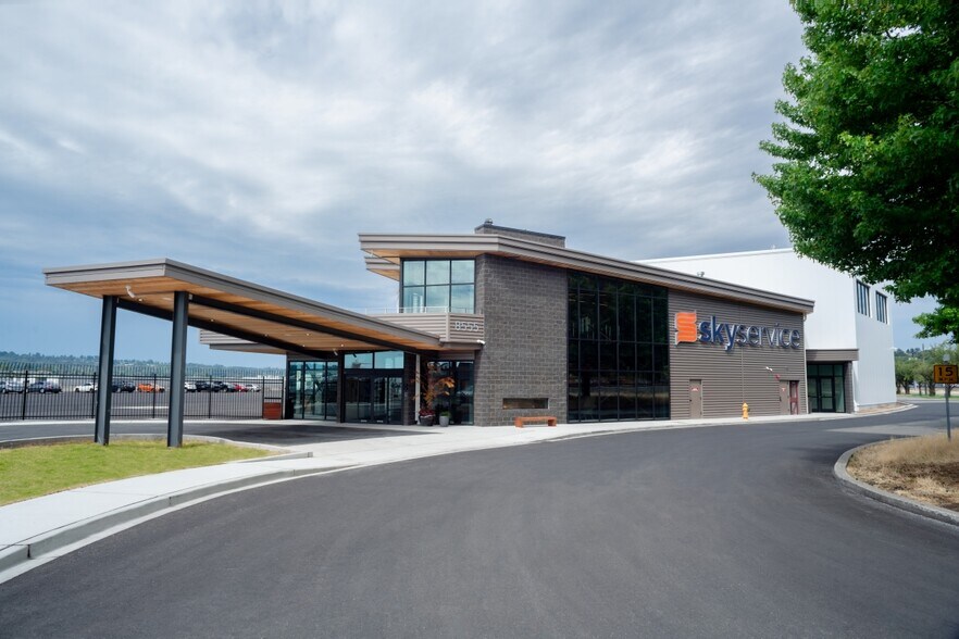 Primary Photo Of 8555 Perimeter Rd S, Seattle Airplane Hangar For Lease