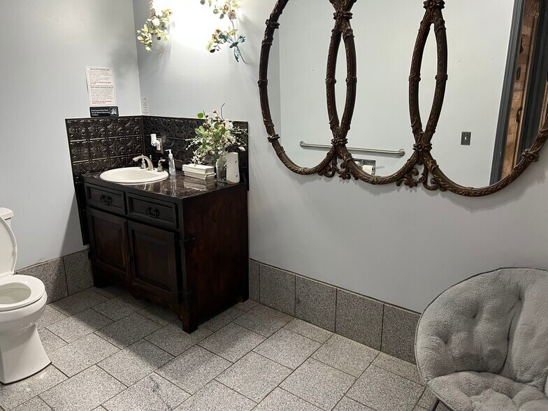 More Photos Of 503-505 S Main St, Calvert Restaurant For Sale