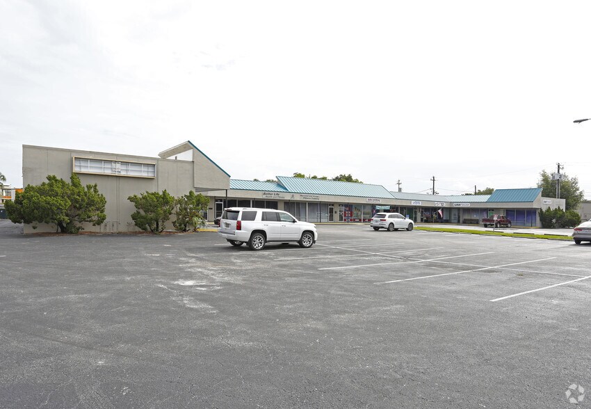More Photos Of 219 Avenue O SW, Winter Haven General Retail For Lease