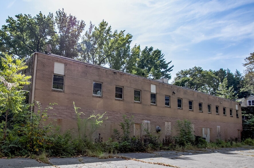 More Photos Of 1026 N Douglas, Belleville Religious Facility For Sale