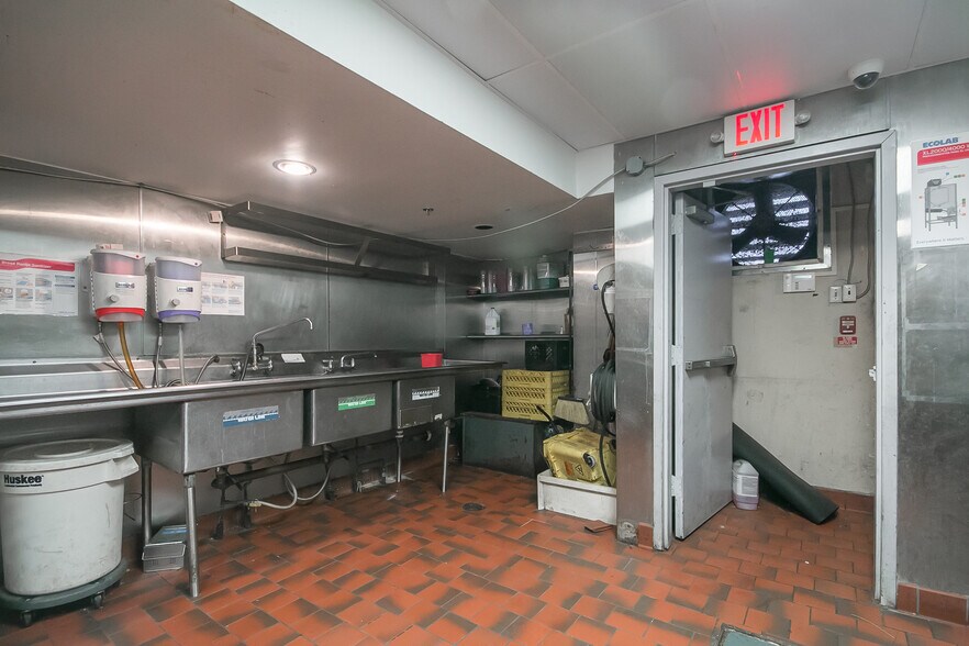 More Photos Of 1111-1113 Walnut St, Philadelphia Storefront For Sale