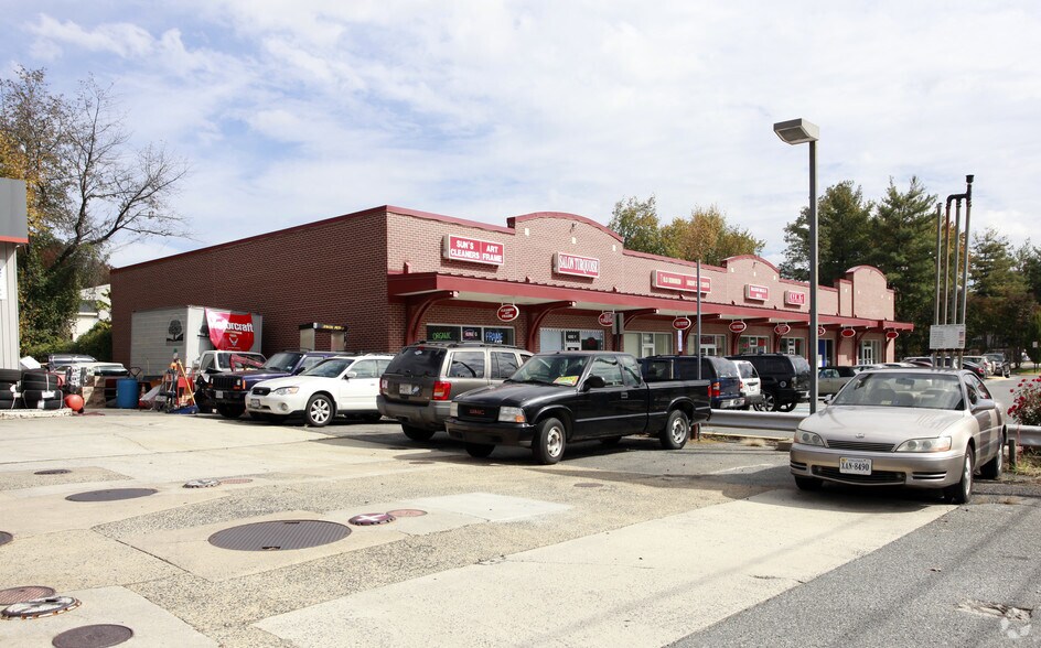 More Photos Of 6260-6262 Old Dominion Dr, McLean Freestanding For Lease