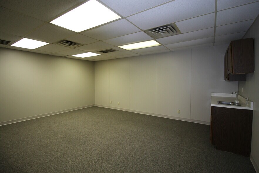 More Photos Of 1815 W Detroit St, Broken Arrow Service For Lease