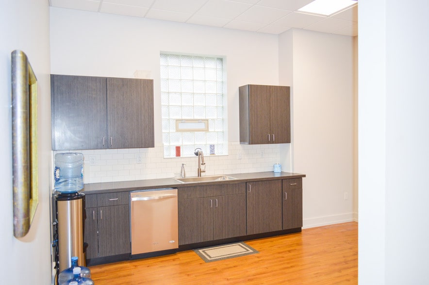 More Photos Of 7405 Westfield Blvd, Indianapolis Flex For Sale