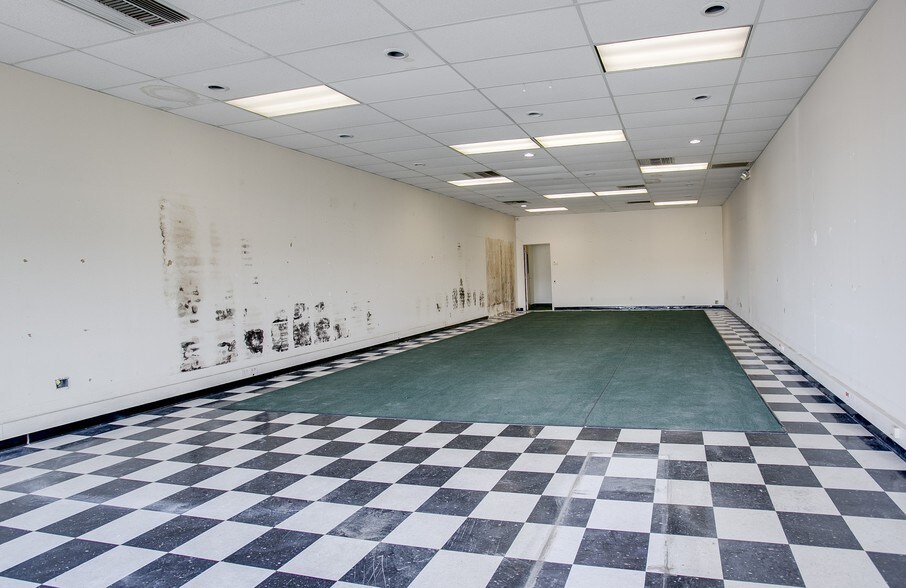 More Photos Of 550 N Ridge Rd, Wichita Unknown For Lease