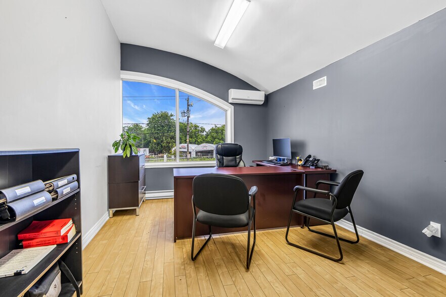 More Photos Of 600-606 Ch De Saint-Jean, La Prairie General Retail For Sale