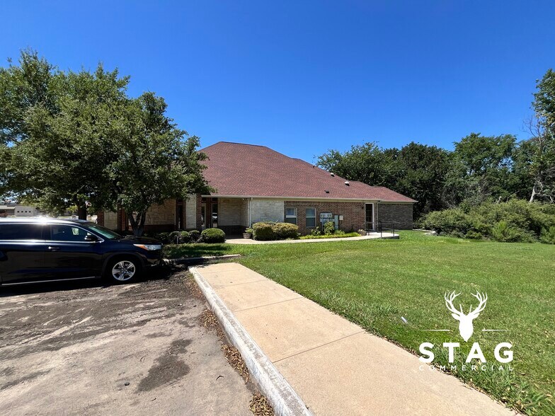 More Photos Of 3327 Colorado Blvd, Denton Medical For Lease