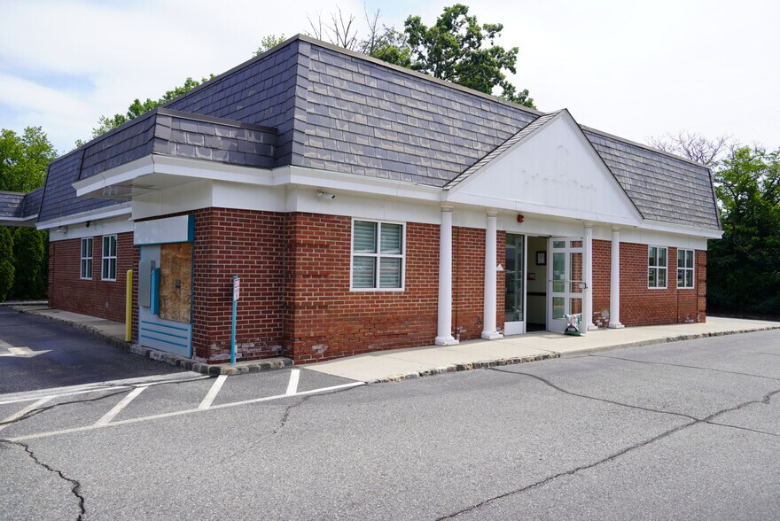 More Photos Of 995 Bloomfield Ave, West Caldwell Bank For Lease