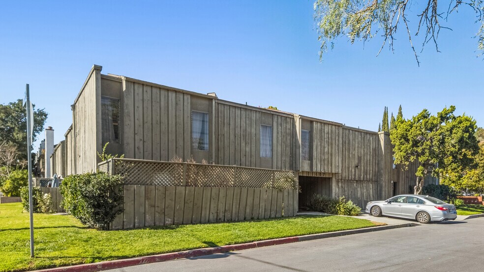 More Photos Of 11607 Acama St, Studio City Apartments For Sale